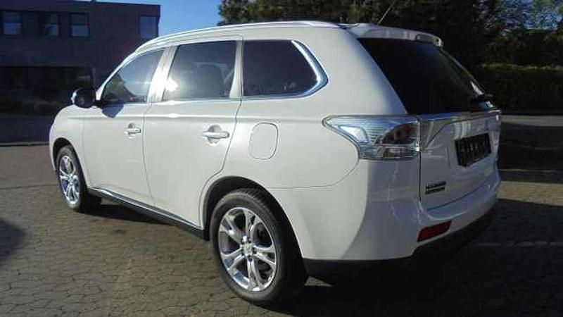 Begagnad Mitsubishi Outlander Plus 150 HK (110 kW) 2014 Vit SUV