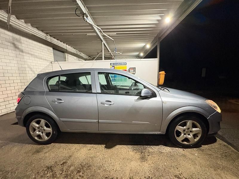 Gebraucht Opel Astra 115 PS (84 kW) 2007 Silber Kleinwagen