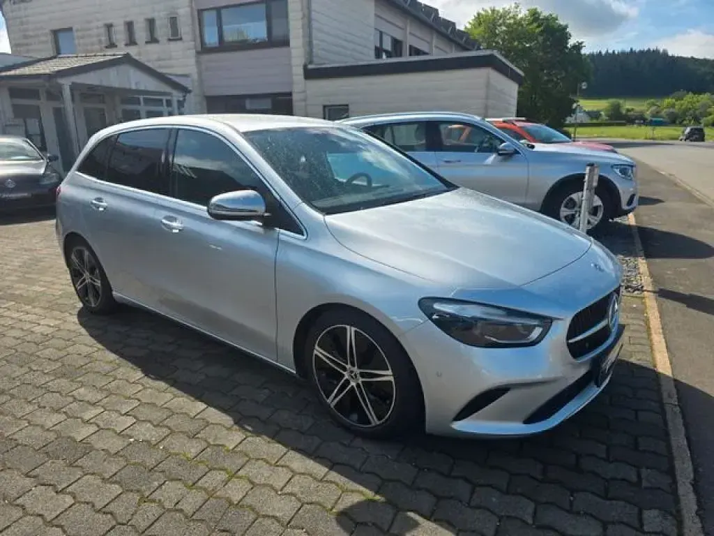Gebraucht Mercedes 180 116 PS (85 kW) 2024 Iridiumsilber (metallic) Limousine