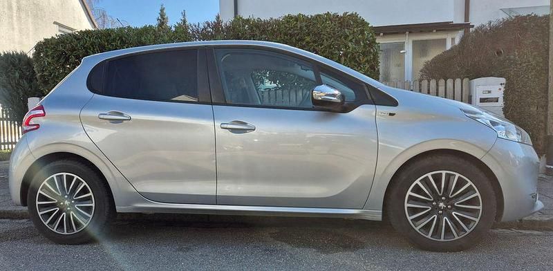 Gebraucht Peugeot 208 Active 83 PS (61 kW) 2015 Silber Kleinwagen