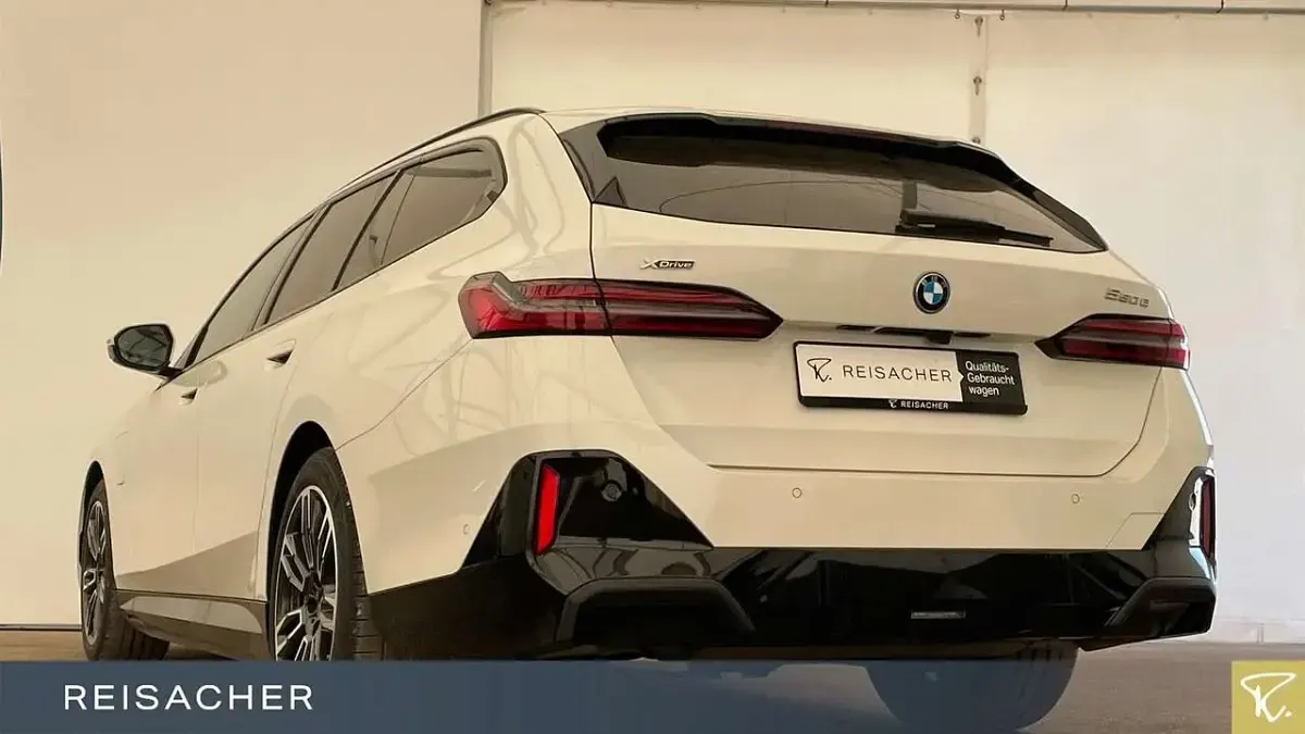 Gebraucht BMW 550e Sport Line 490 PS (360 kW) 2025 Alpinweiß uni Kombi