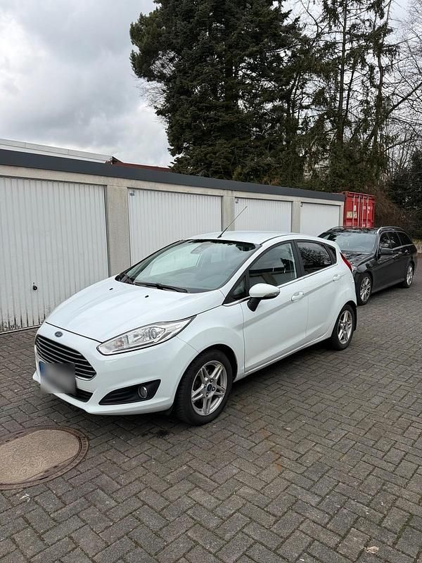 Gebraucht Ford Fiesta 100 PS (73 kW) 2014 Weiß Kleinwagen