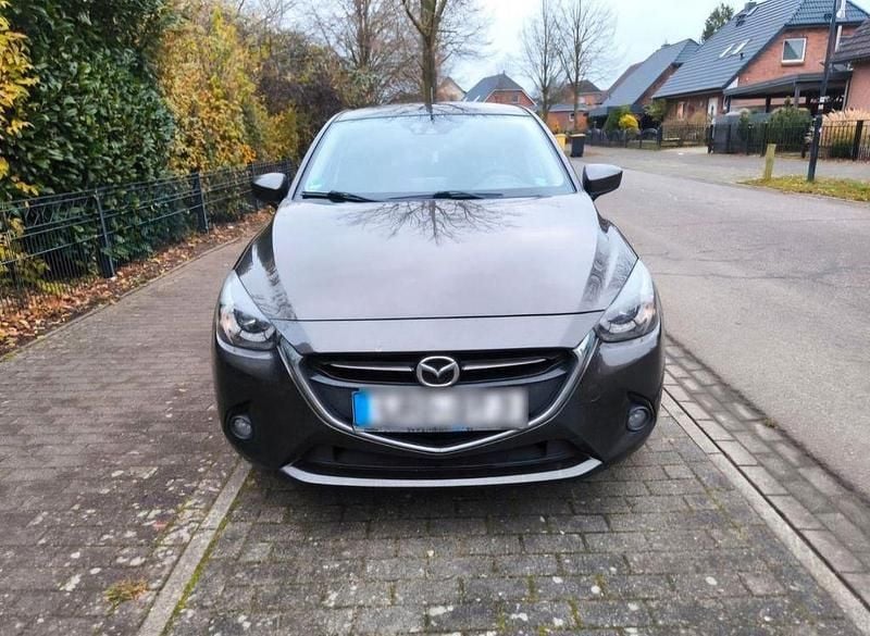 Grau Gebraucht 2015 Mazda 2 Exclusive-Line Limousine | 7.999 € (Fairer Preis) - Bild 1/4