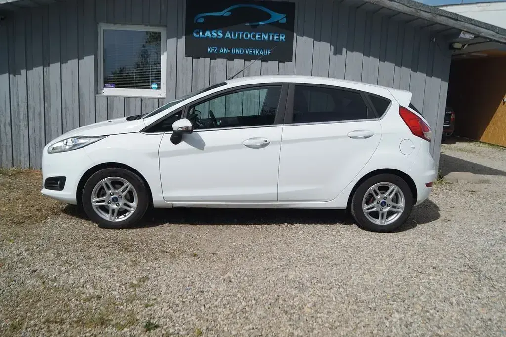 Gebraucht Ford Fiesta Titanium 125 PS (91 kW) 2013 Weiß Limousine