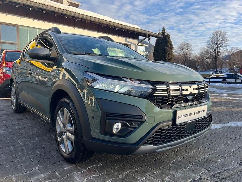 Grün Gebraucht 2023 Dacia Sandero Expression Limousine | 13.990 € (Fairer Preis) - Bild 1/4