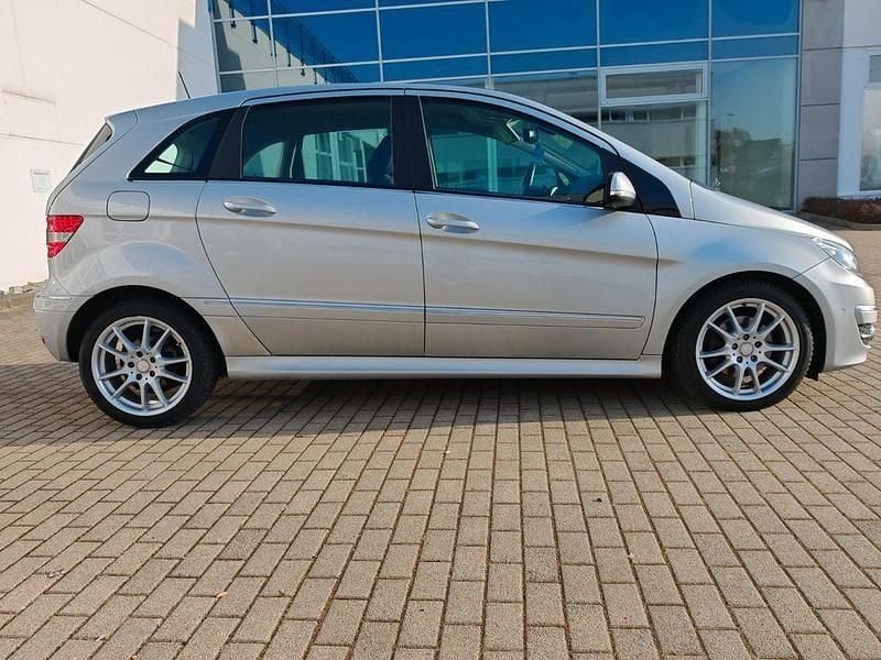 Gebraucht Mercedes B180 109 PS (80 kW) 2011 Silber Van / Kleinbus