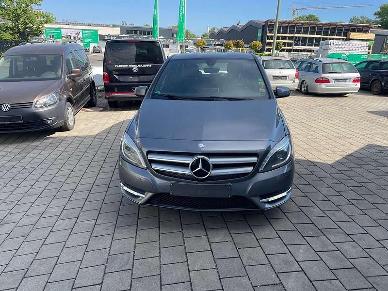 Grau Gebraucht 2013 Mercedes B180 Van / Kleinbus | 8.900 € (Fairer Preis) - Bild 1/4