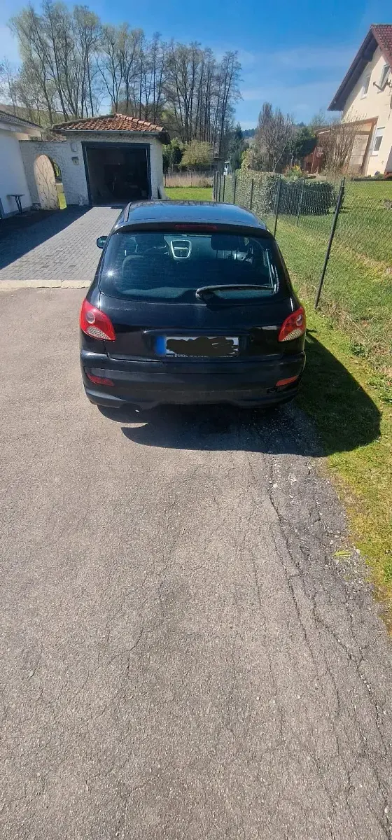 Gebraucht Peugeot 206+ 104 PS (76 kW) 2011 Schwarz Kleinwagen