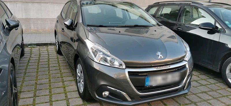 Grau Gebraucht 2019 Peugeot 208 Kleinwagen | 8.300 € (Superpreis) - Bild 1/4