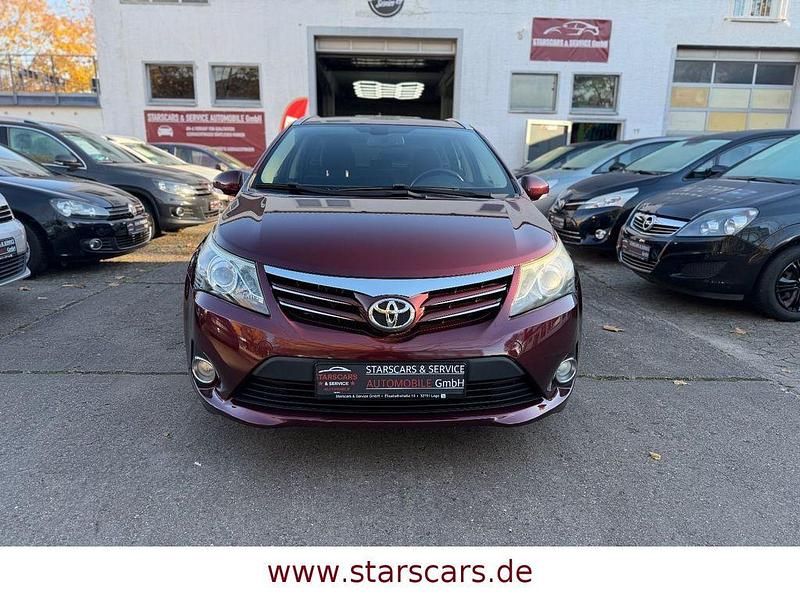Gebraucht Toyota Avensis Life 147 PS (108 kW) 2012 Rot Limousine