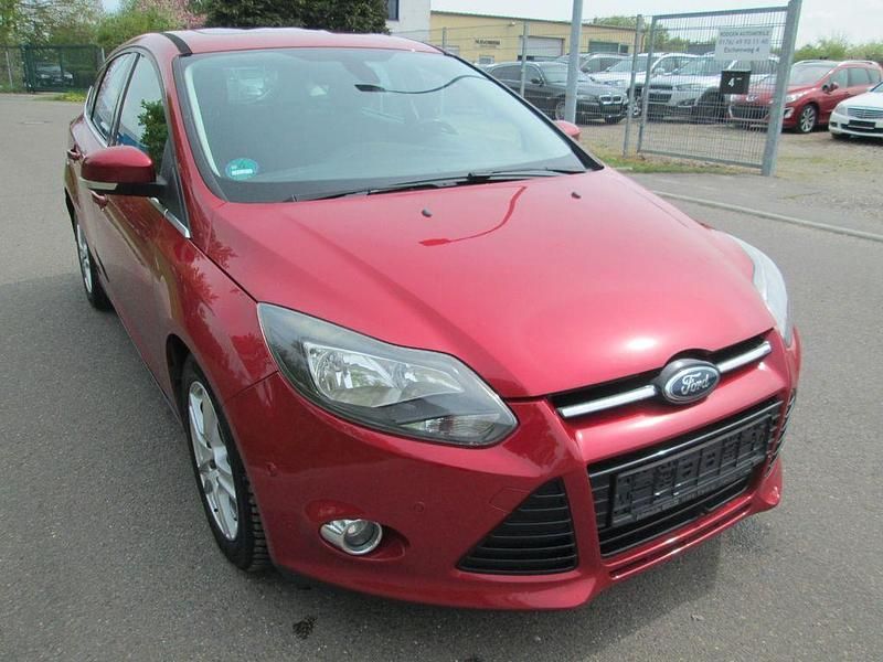 Rot Gebraucht 2011 Ford Focus Titanium Limousine | 2.800 € (Superpreis) - Bild 1/4