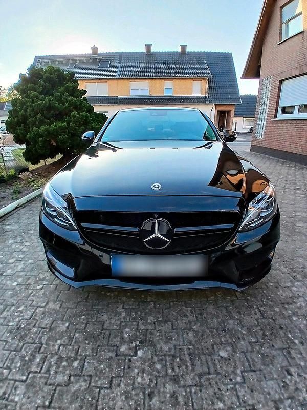 Schwarz Gebraucht 2017 Mercedes C200 AMG line Limousine | 18.700 € - Bild 1/4
