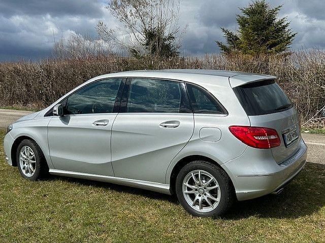 Gebraucht Mercedes B180 122 PS (89 kW) 2013 Silber Van / Kleinbus