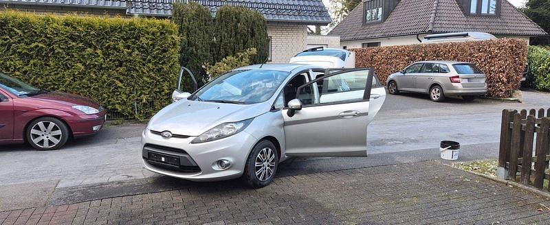 Gebraucht Ford Fiesta Titanium 82 PS (60 kW) 2012 Silber Kleinwagen