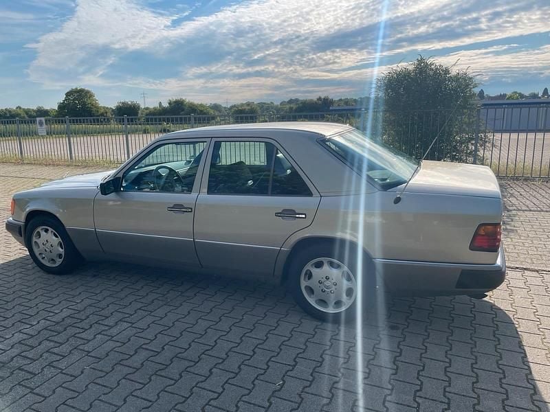 Gebraucht Mercedes E400 279 PS (205 kW) 1993 Andere farben Limousine