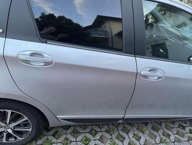 Grau Gebraucht 2020 Toyota Yaris Hybrid Team Kleinwagen | 13.200 € (Guter Preis) - Bild 1/4