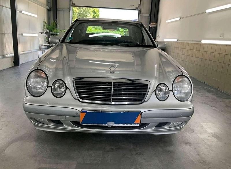 Second-hand Mercedes E200 136 CP (100 kW) 2001 Argintiu Berlinǎ