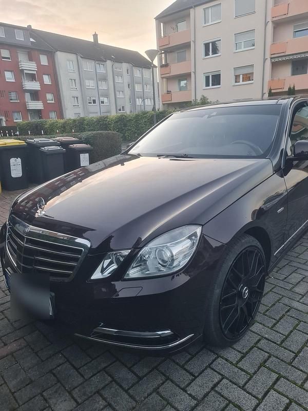 Violet Gebraucht 2010 Mercedes E350 Limousine | 10.900 € (Fairer Preis) - Bild 1/4