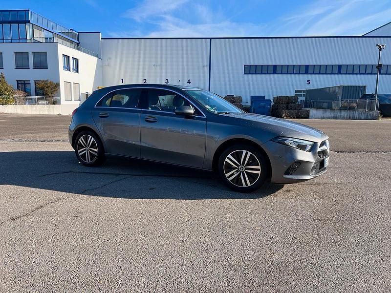 Grau Gebraucht 2020 Mercedes A200 Limousine | 25.600 € (Teuer) - Bild 1/4