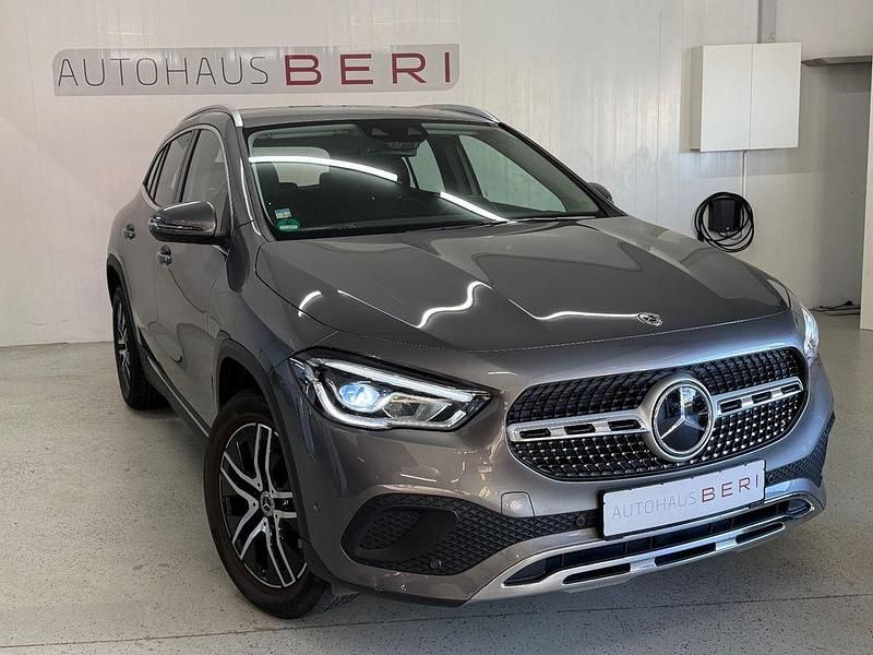 Grau Gebraucht 2020 Mercedes GLA200 SUV | 31.999 € (Superpreis) - Bild 1/4