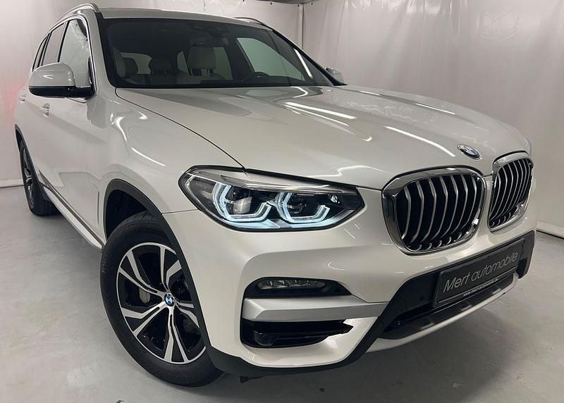 Mineralweiss (metallic) Gebraucht 2021 BMW X3 Sport Line SUV | 31.390 € (Fairer Preis) - Bild 1/4