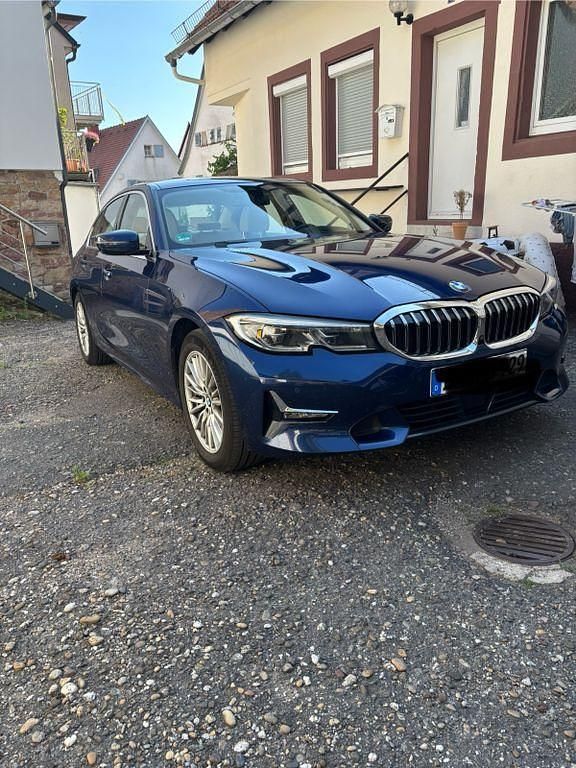 Blau Gebraucht 2020 BMW 320 Luxury Line Limousine | 21.500 € (Superpreis) - Bild 1/4