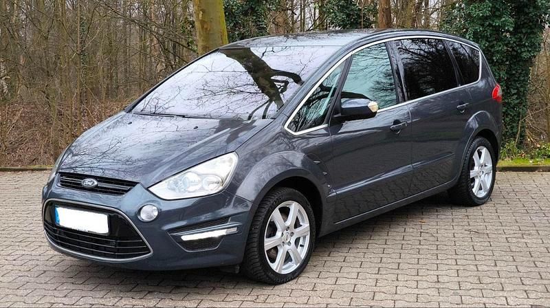 Grau Gebraucht 2011 Ford S-MAX Titanium Van / Kleinbus | 8.000 € (Etwas zu teuer) - Bild 1/4