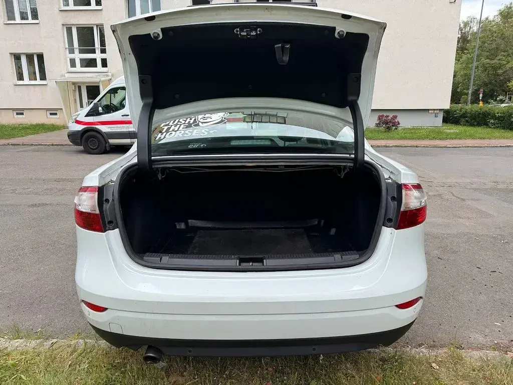 Gebraucht Renault Fluence Dynamique 140 PS (102 kW) 2011 Weiß Limousine
