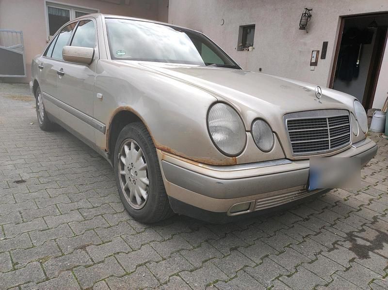 Grau Gebraucht 1997 Mercedes E280 Elegance Limousine | 1.400 € (Superpreis) - Bild 1/4