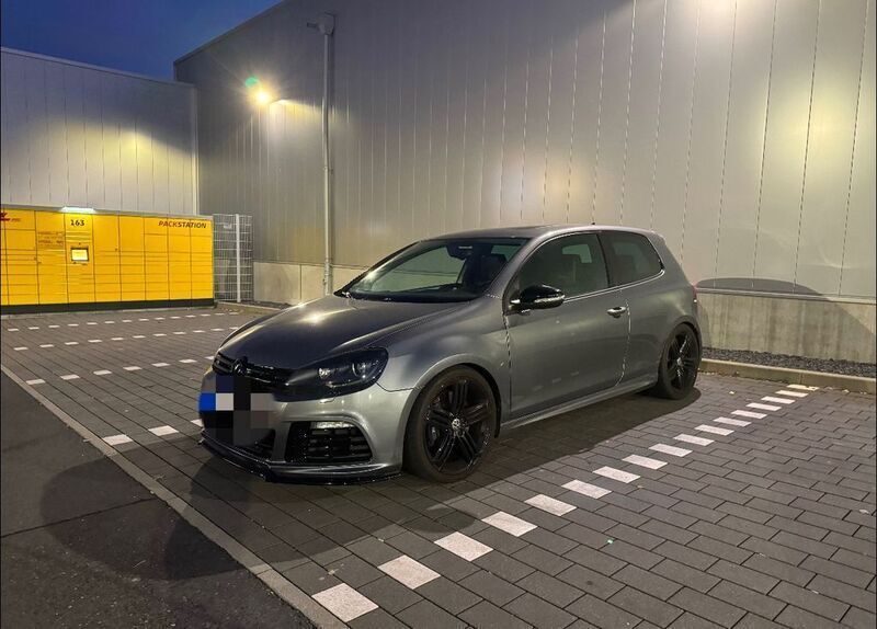 Grau Gebraucht 2011 VW Golf VI R Limousine | 18.700 € - Bild 1/4