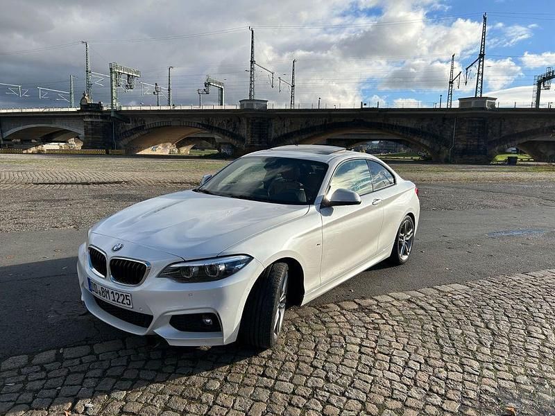 Weiß Gebraucht 2017 BMW 220 M Sport Coupé | 22.222 € (Fairer Preis) - Bild 1/4