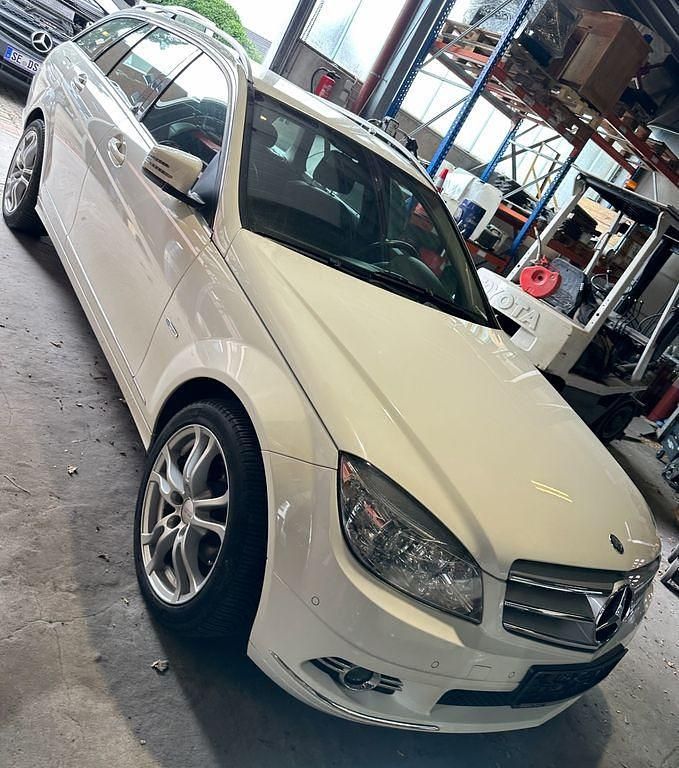 Weiß Gebraucht 2010 Mercedes C180 Avantgarde Limousine | 9.600 € (Etwas zu teuer) - Bild 1/4