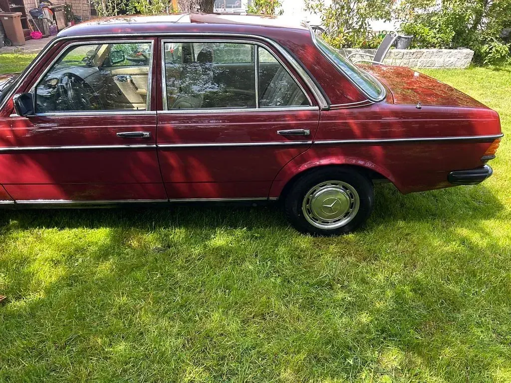 Używany Mercedes E230 136 KM (100 kW) 1983 Czerwony Sedan/Limuzyna