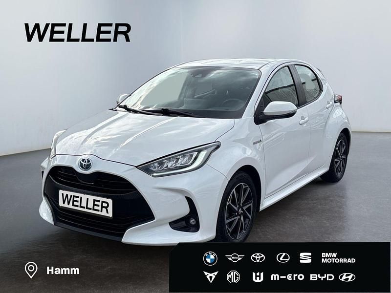 Weiss Gebraucht 2021 Toyota Yaris Hybrid Team Kleinwagen | 17.180 € (Guter Preis) - Bild 1/3