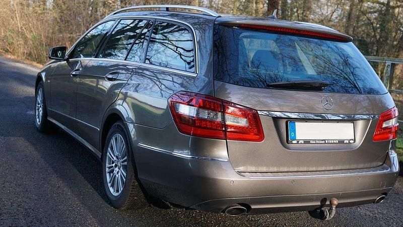 Gebraucht Mercedes E350 Elegance 231 PS (169 kW) 2010 Braun Limousine