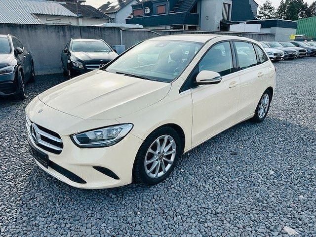 Gebraucht Mercedes B180 116 PS (85 kW) 2020 Gelb Van / Kleinbus