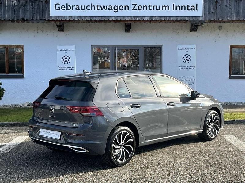 Gebraucht VW Golf VIII Active 131 PS (96 kW) 2022 Grau Limousine