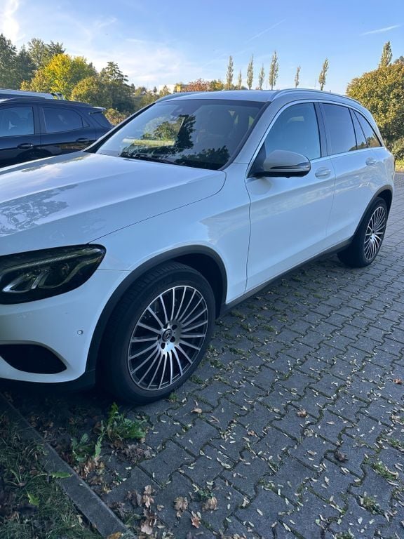 Weiß Gebraucht 2017 Mercedes GLC220 SUV | 22.000 € (Fairer Preis) - Bild 1/4