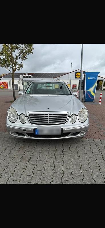 Silber Gebraucht 2004 Mercedes E220 Limousine | 3.950 € (Etwas zu teuer) - Bild 1/4