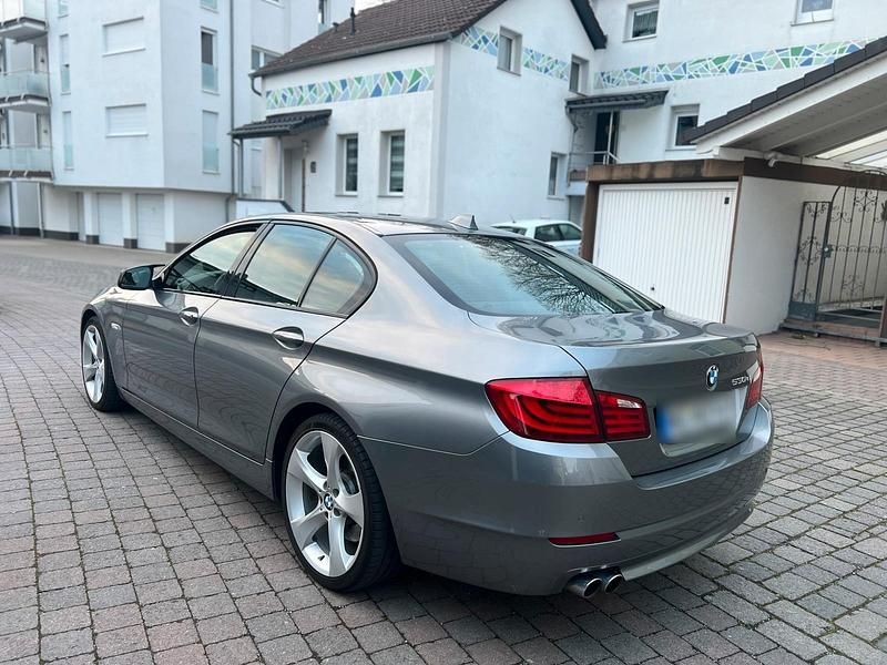 Gebraucht BMW 530 258 PS (189 kW) 2011 Grau Limousine