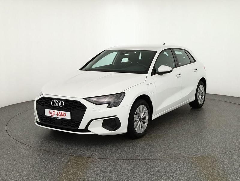 Weiß Gebraucht 2021 Audi A3 Sportback e-tron Comfort Limousine | 24.990 € (Etwas zu teuer) - Bild 1/4