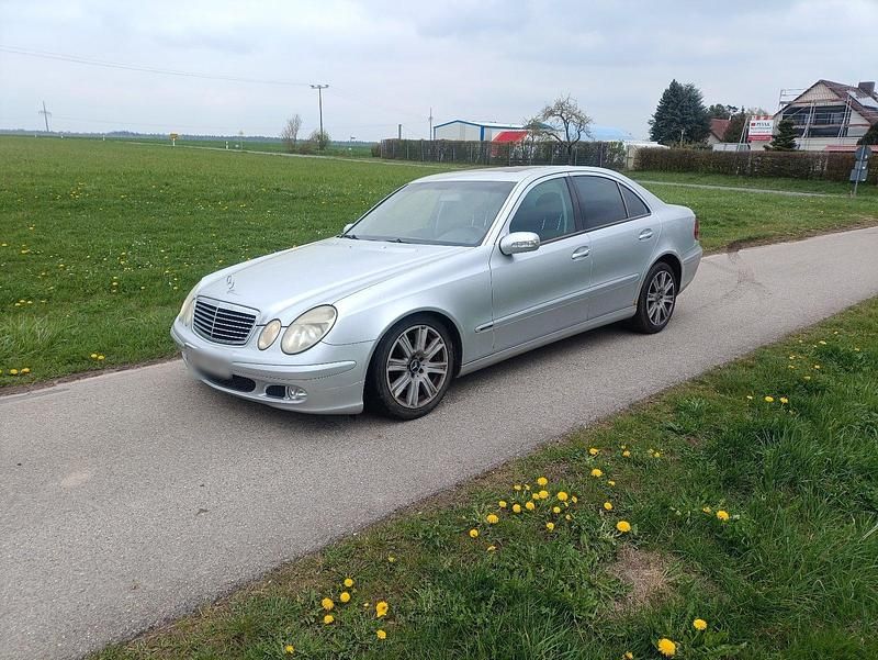 Gebraucht Mercedes E220 150 PS (110 kW) 2002 Silber Limousine