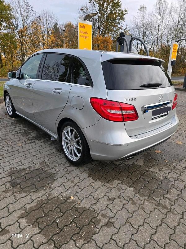 Gebraucht Mercedes B180 109 PS (80 kW) 2012 Silber Van / Kleinbus