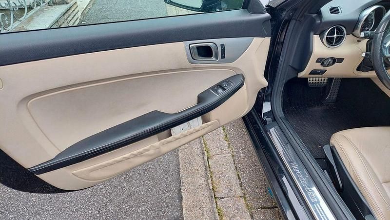 Schwarz Gebraucht 2017 Mercedes SLC200 Cabrio | 20.000 € - Bild 1/4