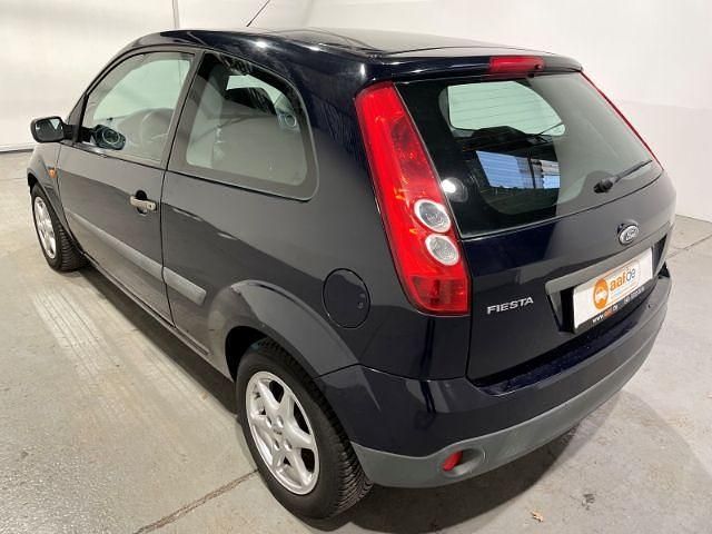 Gebraucht Ford Fiesta Ambiente 60 PS (44 kW) 2006 Blau Kleinwagen