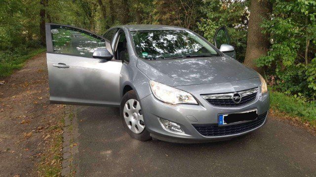 Grau metallic Gebraucht 2011 Opel Astra Design Edition Kombi | 8.900 € (Etwas zu teuer) - Bild 1/4