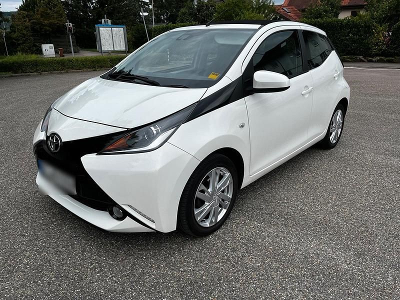 Weiß Gebraucht 2015 Toyota Aygo Kleinwagen | 6.600 € (Fairer Preis) - Bild 1/4