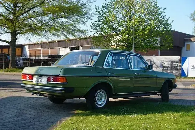 Gebraucht Mercedes 200 60 PS (44 kW) 1979 Grün Limousine