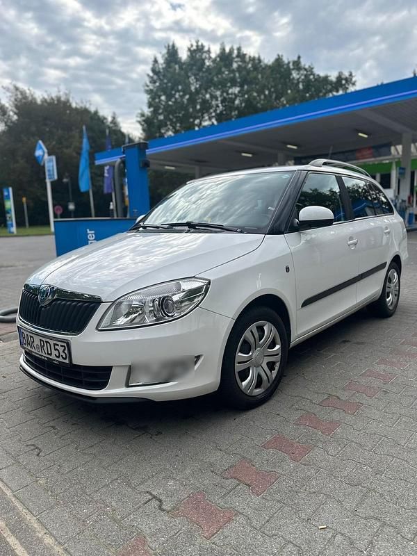 Weiß Gebraucht 2010 Skoda Fabia Kombi | 5.400 € - Bild 1/4