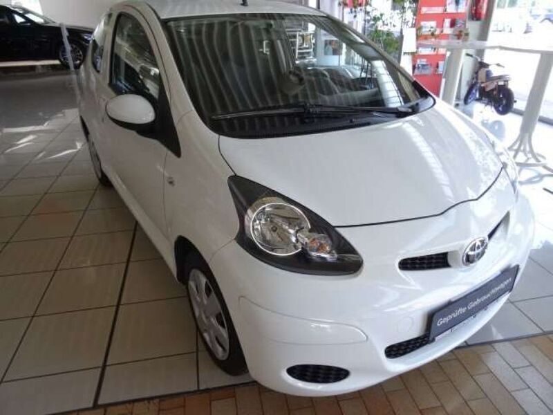 Weiß Gebraucht 2011 Toyota Aygo Club Kleinwagen | 4.990 € (Etwas zu teuer) - Bild 1/4